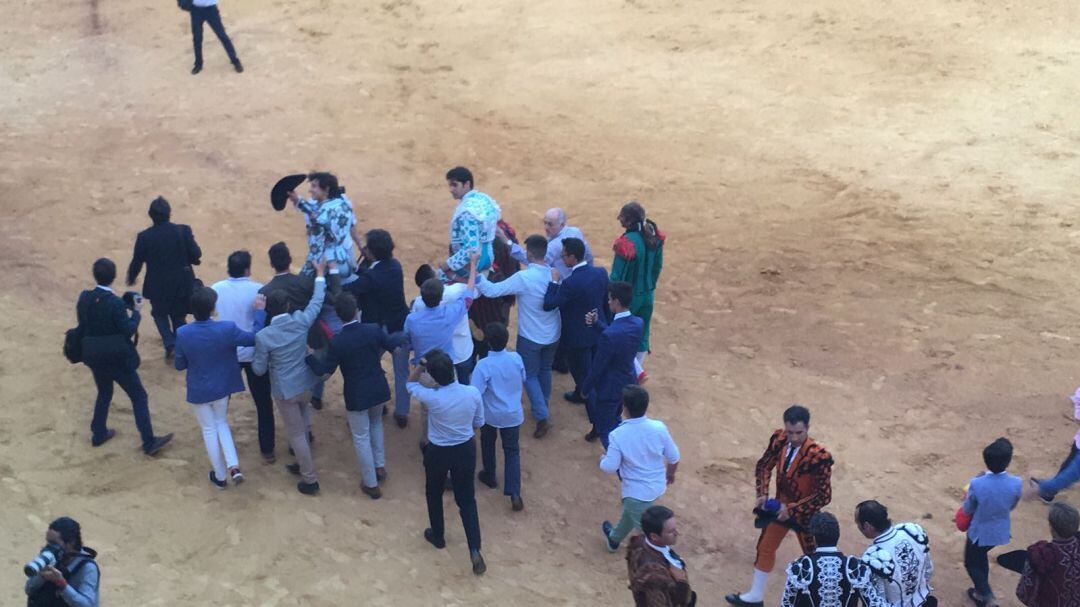 Triunfadores de la Goyesca 2018 saliendo a hombros de la plaza de toros de Ronda