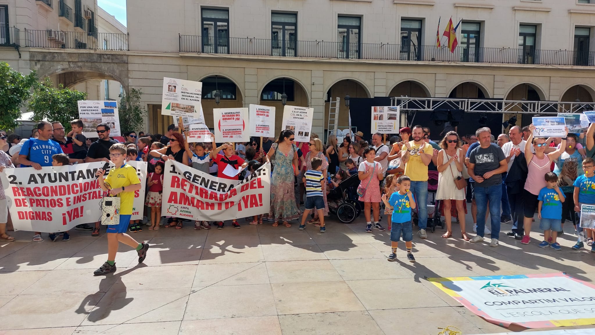 Imagen de la concentración de una quincena de AMPAS en la Plaza del Ayuntamiento de Alicante