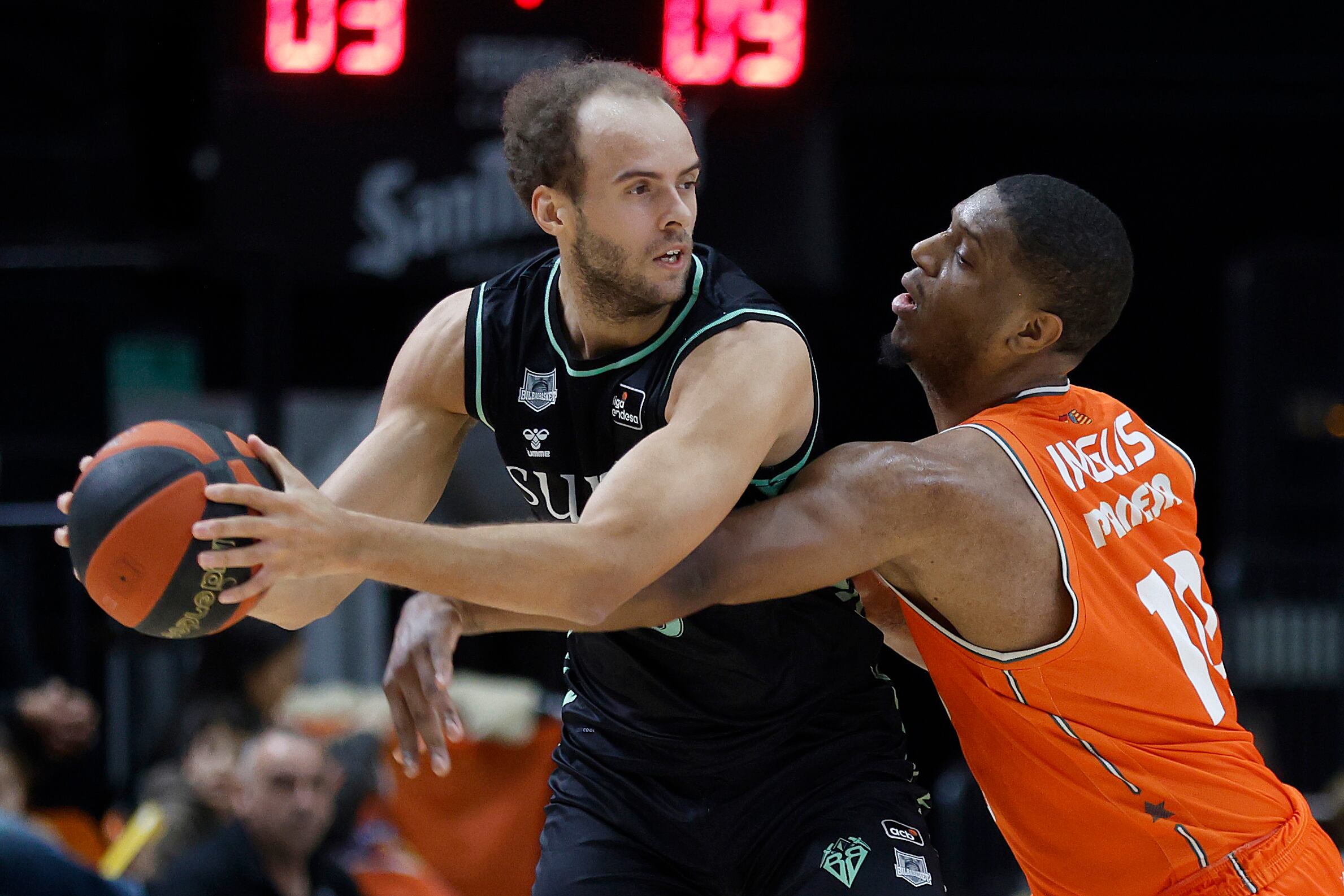VALENCIA, 03/12/2023. - El ala pívot francés del Valencia Basket Damien Inglis (d) defiende al ala pívot sueco del Bilbao Basket Denzel Andersson, durante el partido de Liga Endesa disputado este domingo en el pabellón de la Fuente de San Luis. EFE/ Miguel Ángel Polo