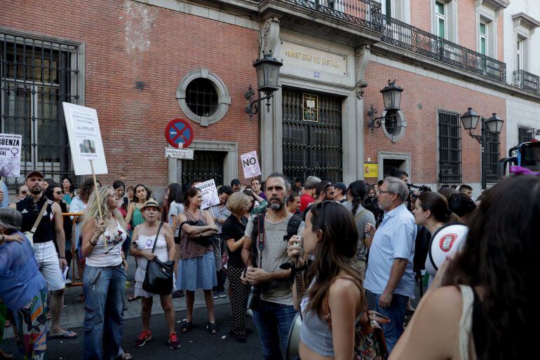 Vista de la concentración convocada por asociaciones feministas esta tarde en Madrid