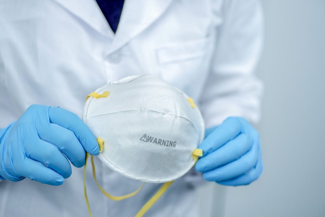 Mascarilla en manos de un médico (archivo)