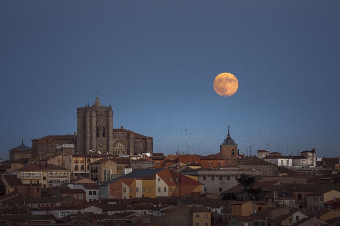 Imagen de la luna sobre la ciudad de Ávila