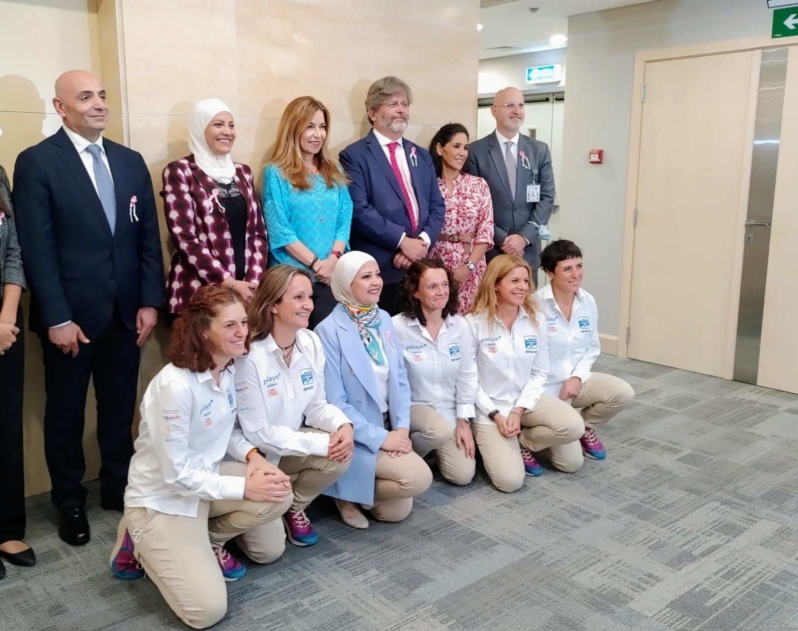 Ester, Olga, Nancy, Pilar y Miriam acompañadas de la princesa Ghida Talal (arriba, de azul) y a su lado el embajador de España en Jordania Miguel de Lucas en el King Hussein Cancer Center