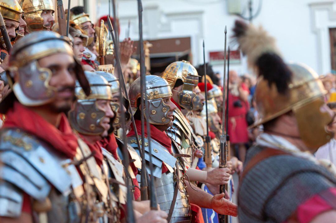 Sentirse gladiador, legionario, matrona, esclavo o sacerdotisa es posible este fin de semana en Mérida, una ciudad que convive día a día con su pasado romano, pero que con la celebración de Emerita Lúdica vuelve a ser de nuevo la Colonia Iulia Augusta Emerita, fundada en el año 25 a.C. por orden de Augusto.