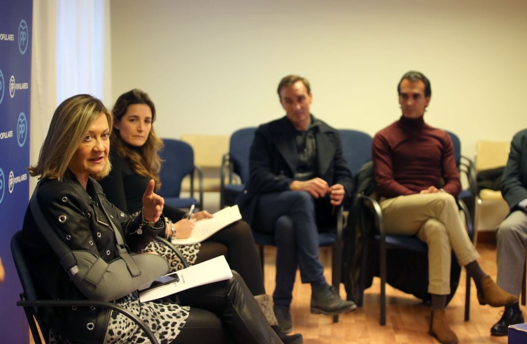 Pilar del Olmo en la reunión con toreros y representantes del sector taurino de Valladolid