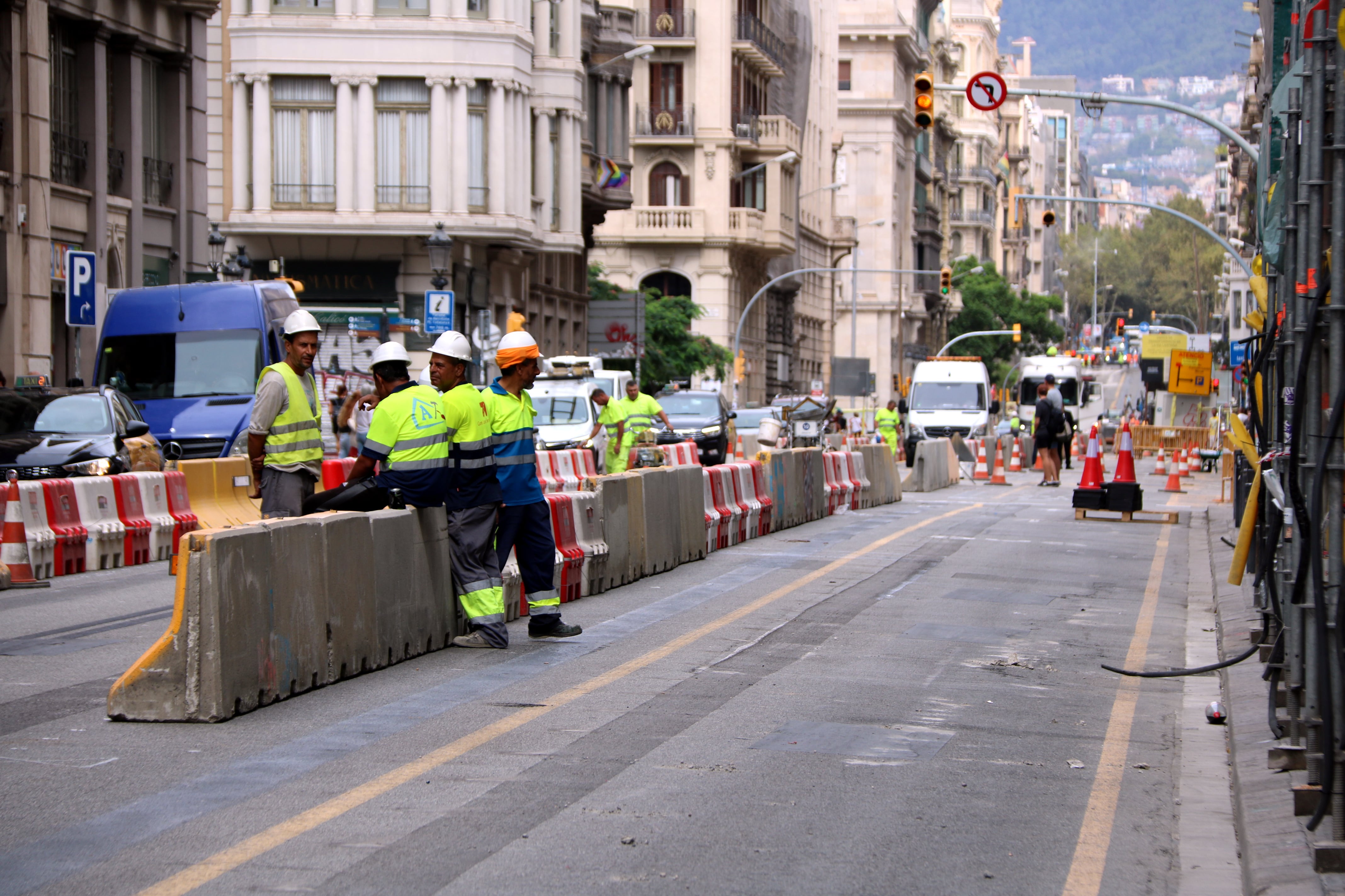 Obres de la Via Laietana a l'alçada del carrer Jaume I