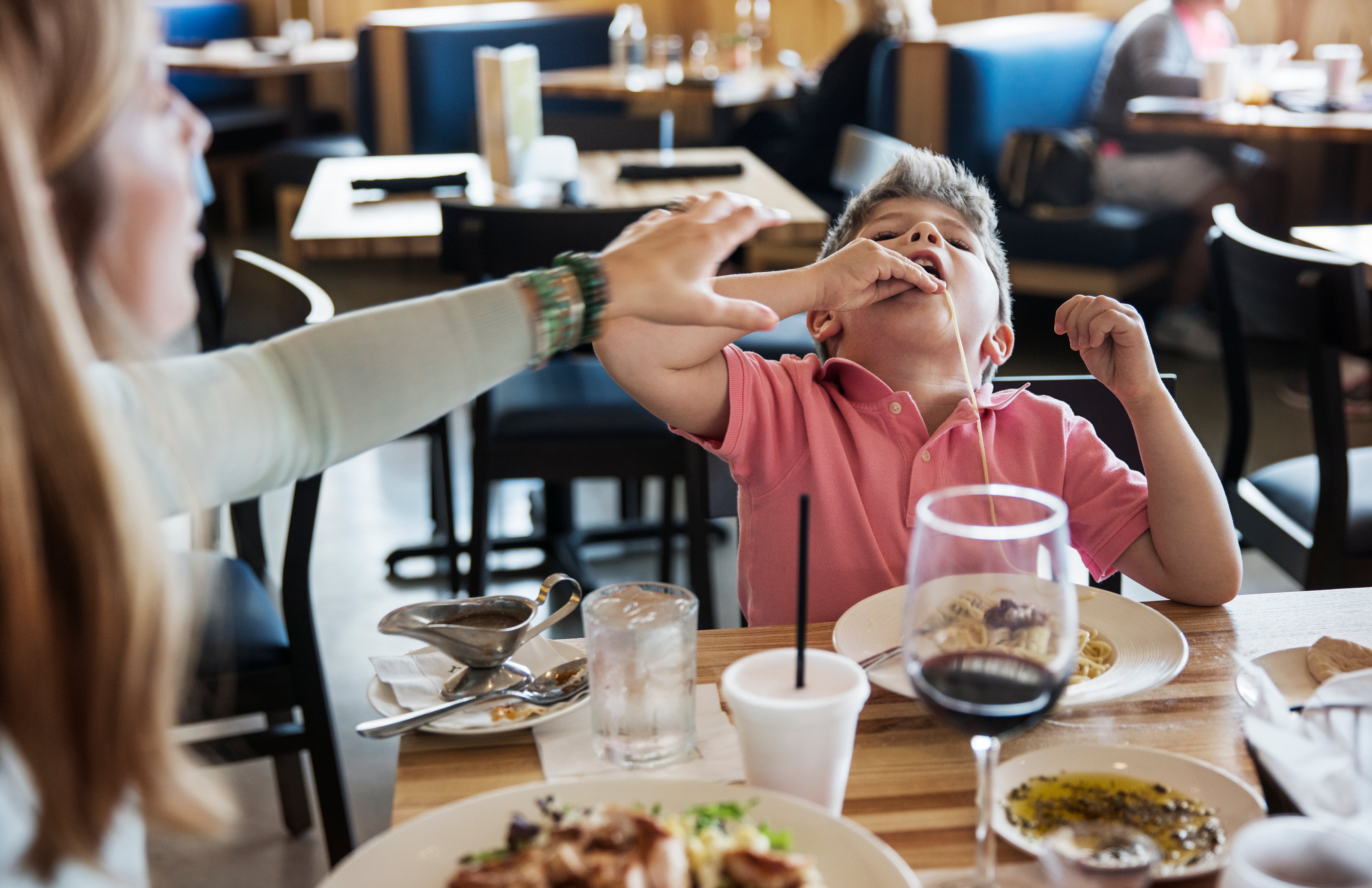 Un niño comiendo en un restaurante