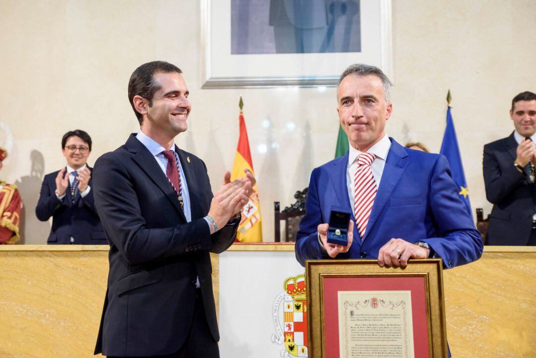 Ramón Fernández-Pacheco con el nuevo &#039;Hijo Predilecto de Almería&#039;.