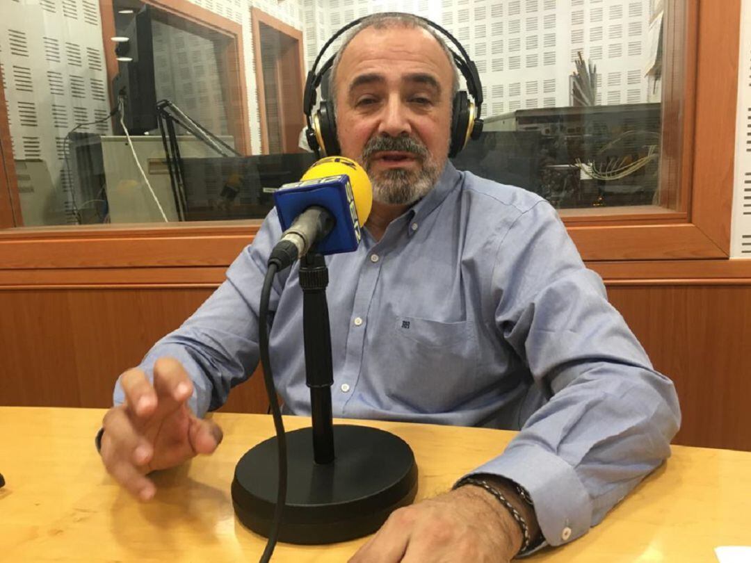 El microbiólogo Ignacio López Goñi, en el estudio de Radio Córdoba Cadena SER