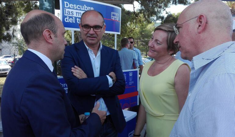 El alcalde de Alicante, Gabriel Echávarri (i), charla con el rector, Manuel Palomar, la consellera de Vertebración del Territorio, María José Salvador y el alcalde de San Vicente del Raspeig, Jesús Villar