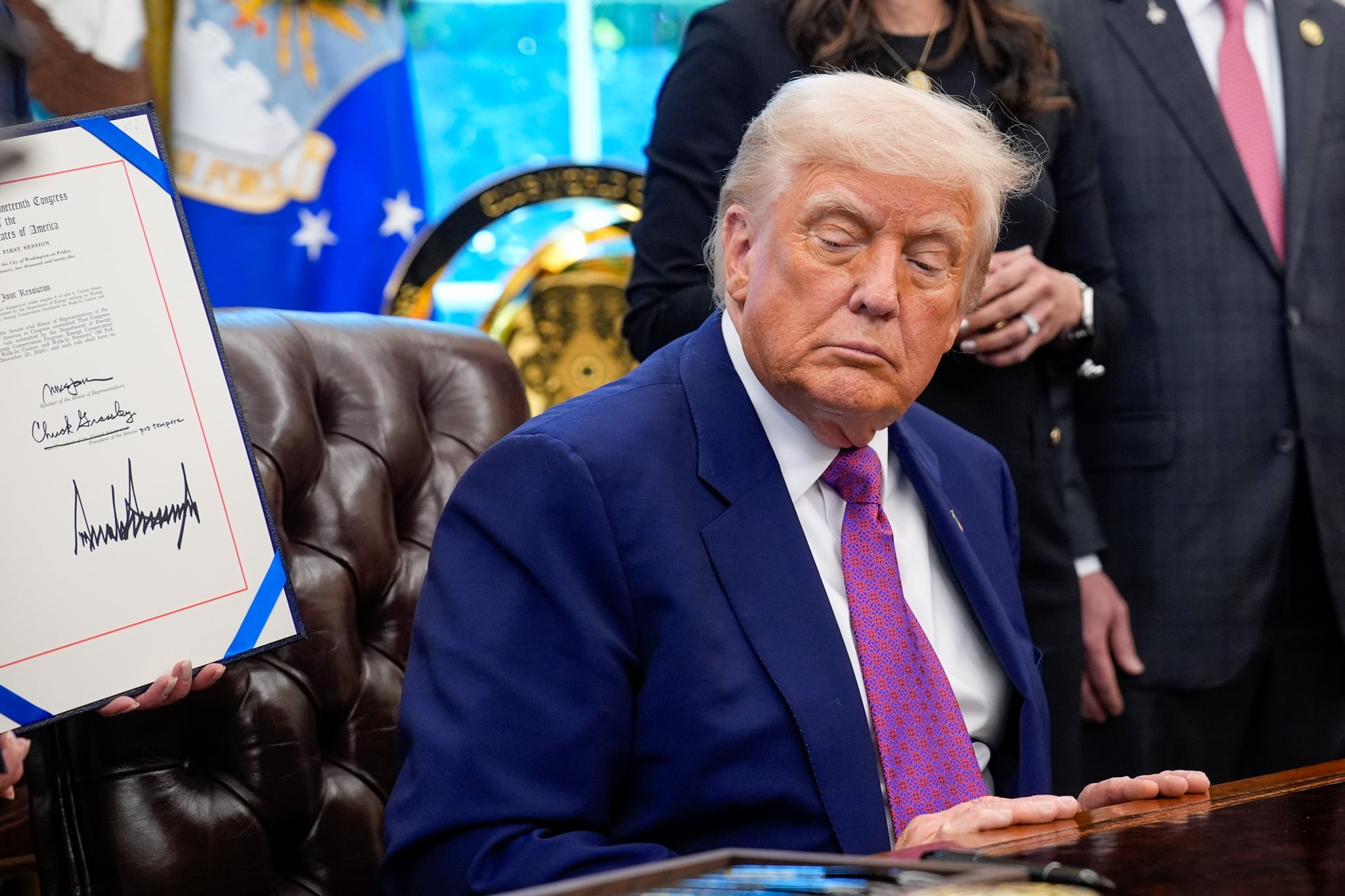 El presidente de Estados Unidos, Donald Trump, en el despacho oval de la Casa Blanca mientras firma una orden ejecutiva