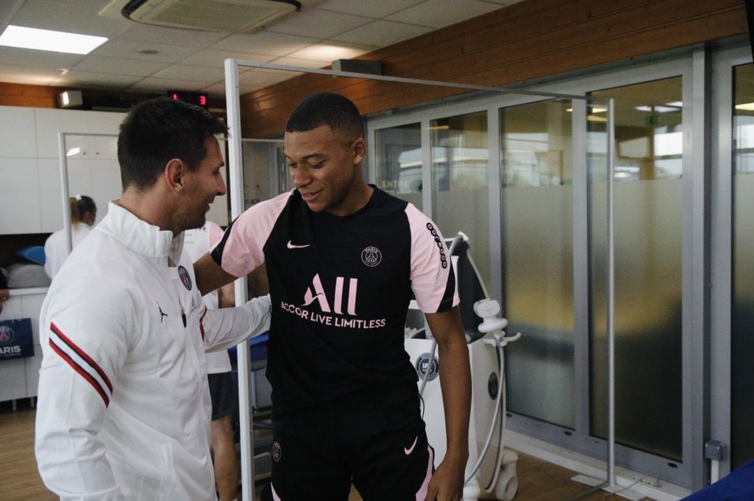 Saludo entre Leo Messi y Kylian Mbappé