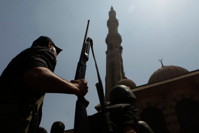 Tras el anuncio de una semana de movilizaciones, los Hermanos Musulmanes se atrincheran en una mezquita del Cairo como símbolo de sus protestas.