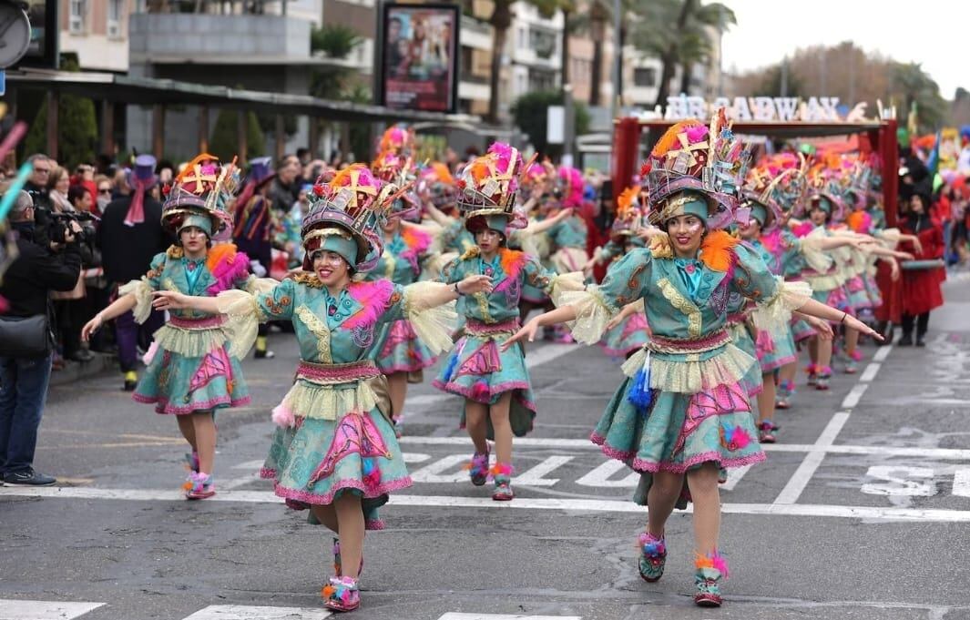 On Broadway fue el traje con el que Danzarines Emeritenses recorrió las calles de Mérida en 2023/ Foto: Danzarines