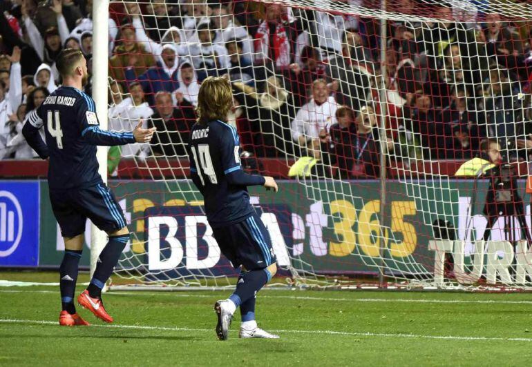 Sergio Ramos ante el Granada.