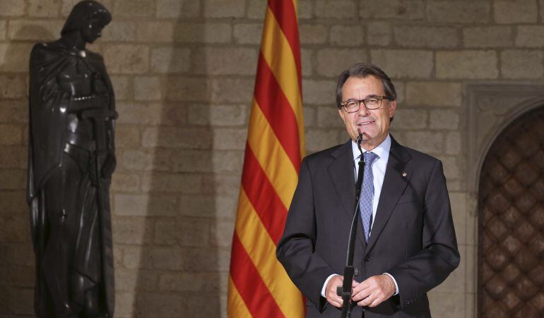 Imagen facilitada por el departamento de la presidencia de la Generalitat, del presidente Artur Mas, durante su declaración institucional.