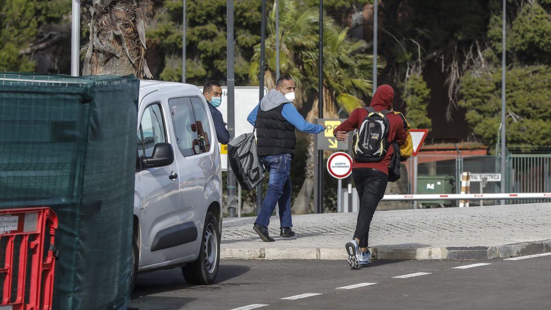 Tres inmigrantes salen del aeropuerto de Manises el 11 de diciembre de 2020, en València, España. Archivo. 