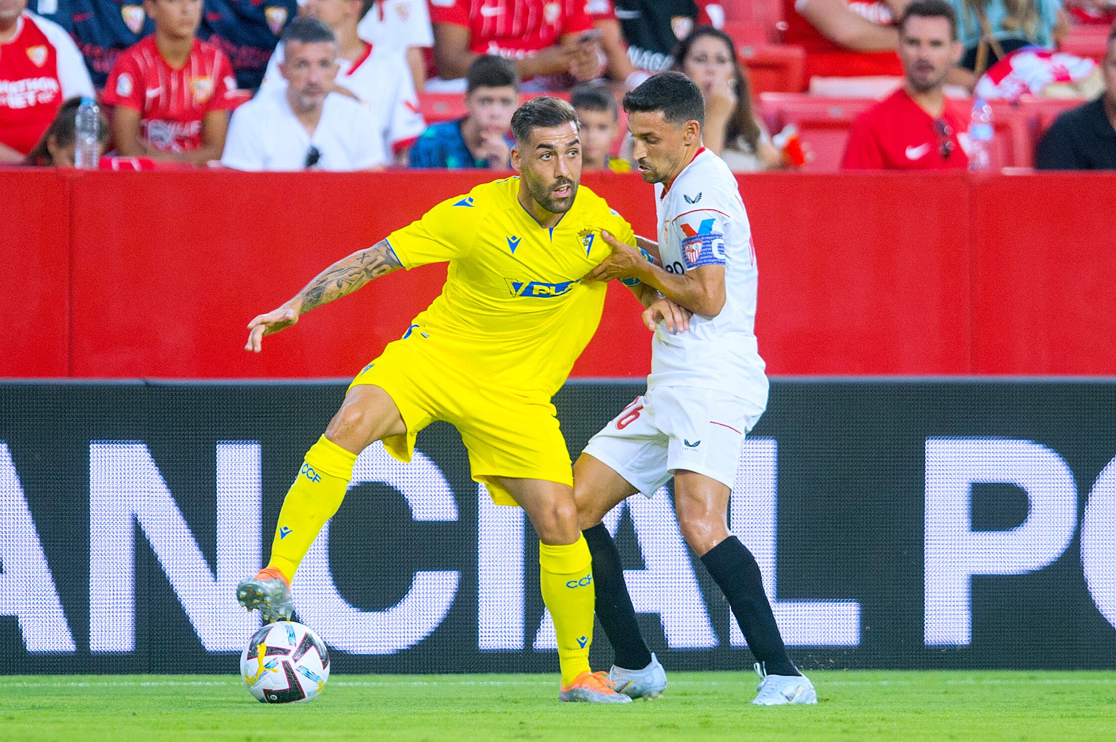 Jesús Navas, defensa del Sevilla FC, disputa el balón ante Alberto Perea, centrocampista del Cádiz CF, durante el partido del XI Trofeo Antonio Puerta de fútbol que ambos equipos juegan en el Estadio Ramón Sánchez-Pizjuán. EFE/Juan José Ubeda