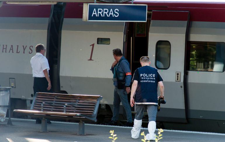 La policía entre en el tren en la estación de Arras