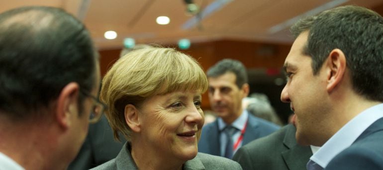 Merkel, entre Hollande y Tsipras.