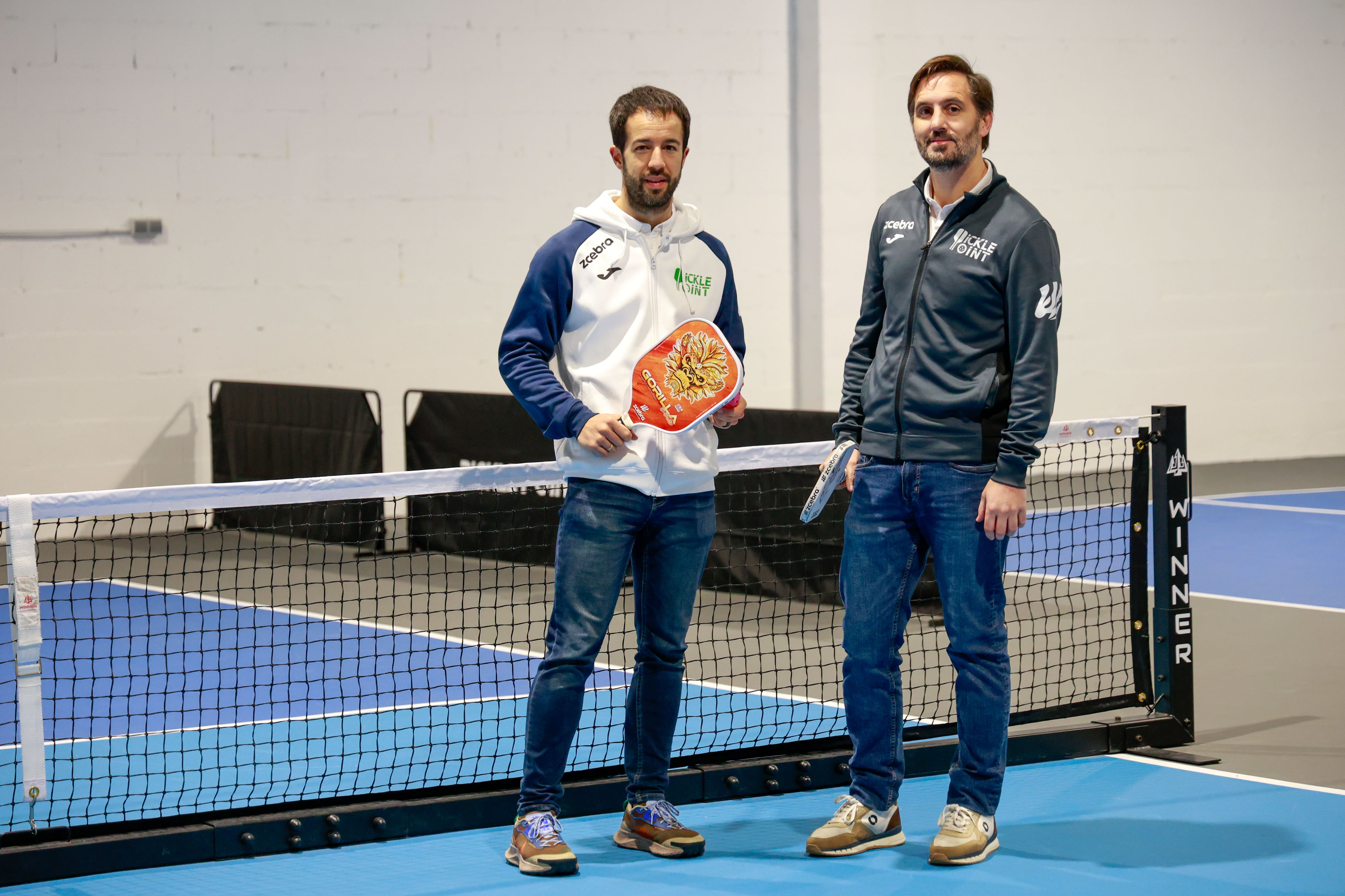 FERROL, 21/12/2024.- Asís Garrido y Jaime Alcalá posan en el centro cubierto de pickleball en pleno polígono de A Gándara (foto: Kiko Delgado / EFE)