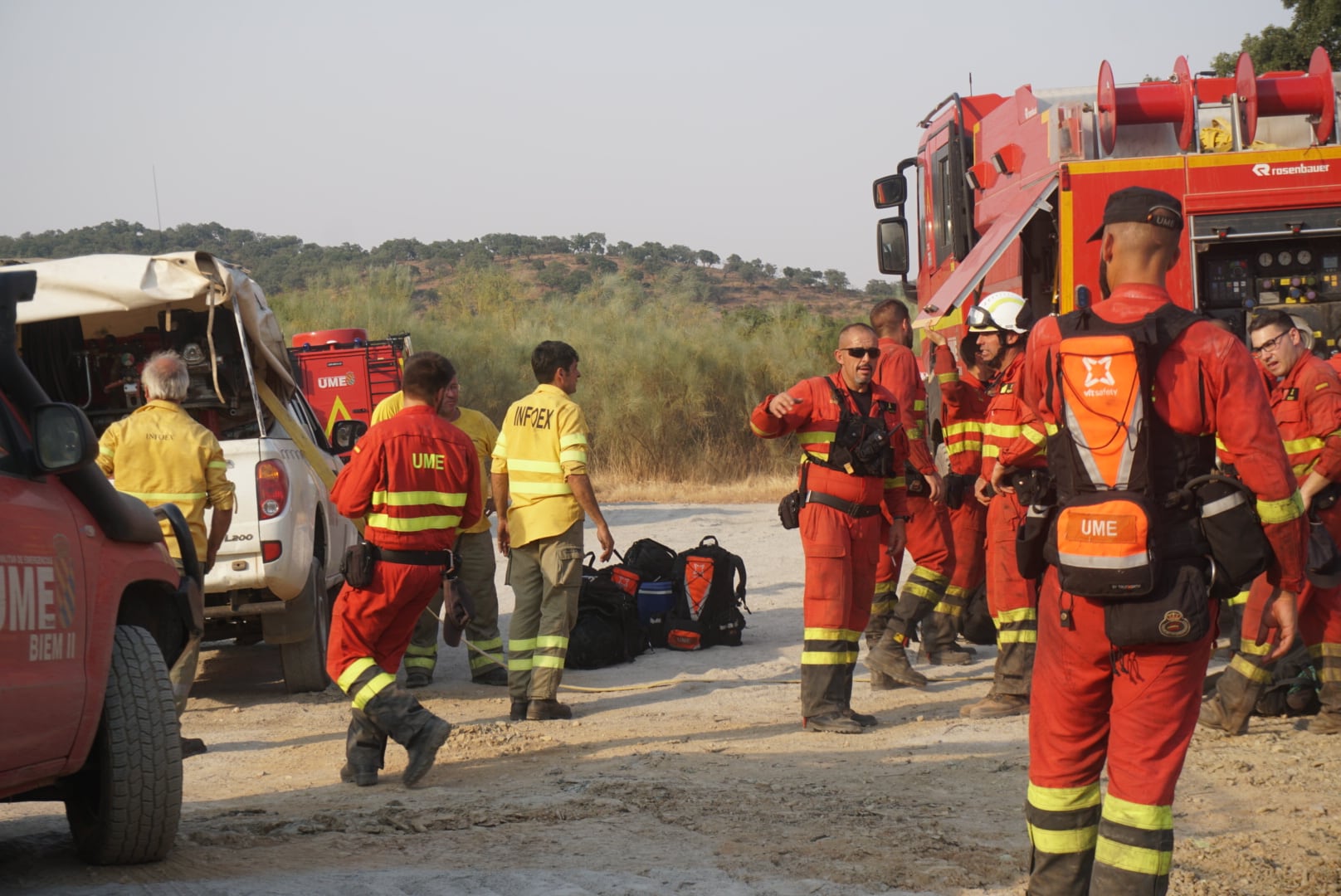 GRAF1044. CASAS DE MIRAVETE, 17/07/2022.- Extremadura afronta su séptima jornada con incendios forestales activos, con los de Las Hurdes y Casas de Miravete (en la imagen), en situación más complicada y en nivel 2 de peligrosidad, a los que se ha sumado esta madrugada otro en la Garganta de los Infiernos, en el Valle del Jerte. EFE/ Undiad Militar De Emegencias - SOLO USO EDITORIAL/SOLO DISPONIBLE PARA ILUSTRAR LA NOTICIA QUE ACOMPAÑA (CRÉDITO OBLIGATORIO) -
