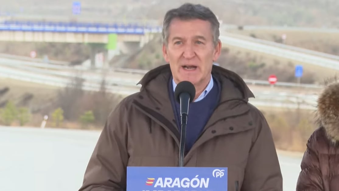 El presidente del PP, Alberto Núñez Feijóo, comparece ante los medios durante un acto en Lanave (Huesca).