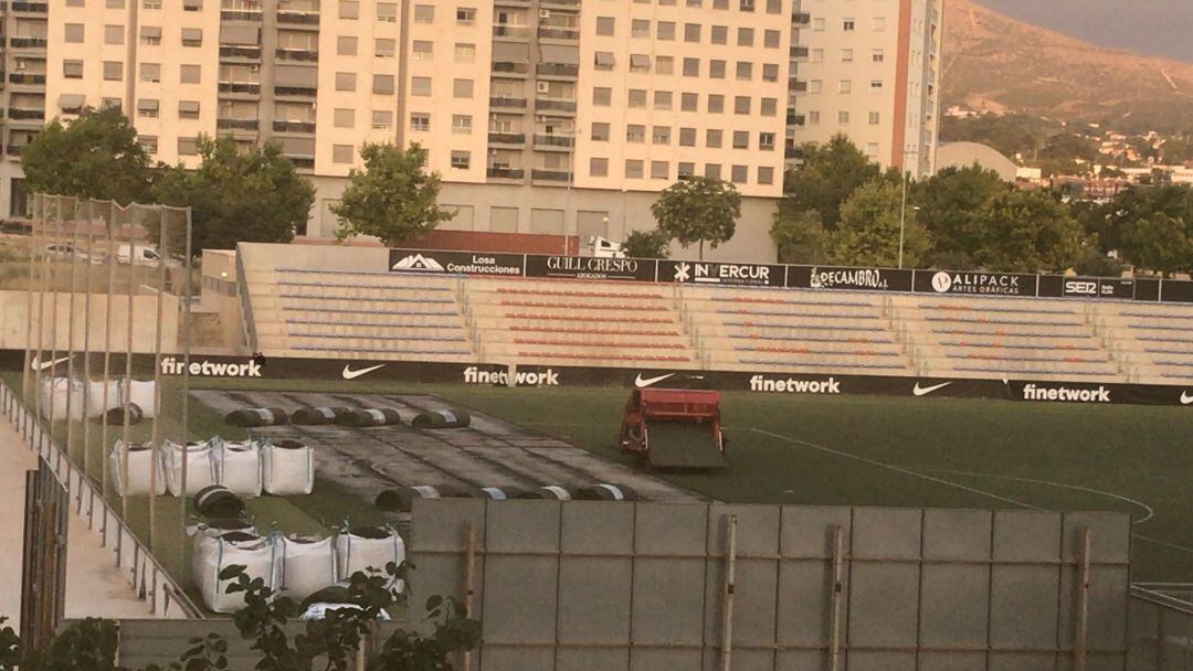 Las máquinas ya están levantando el césped artificial del estadio Nuevo Pepico Amat de Elda