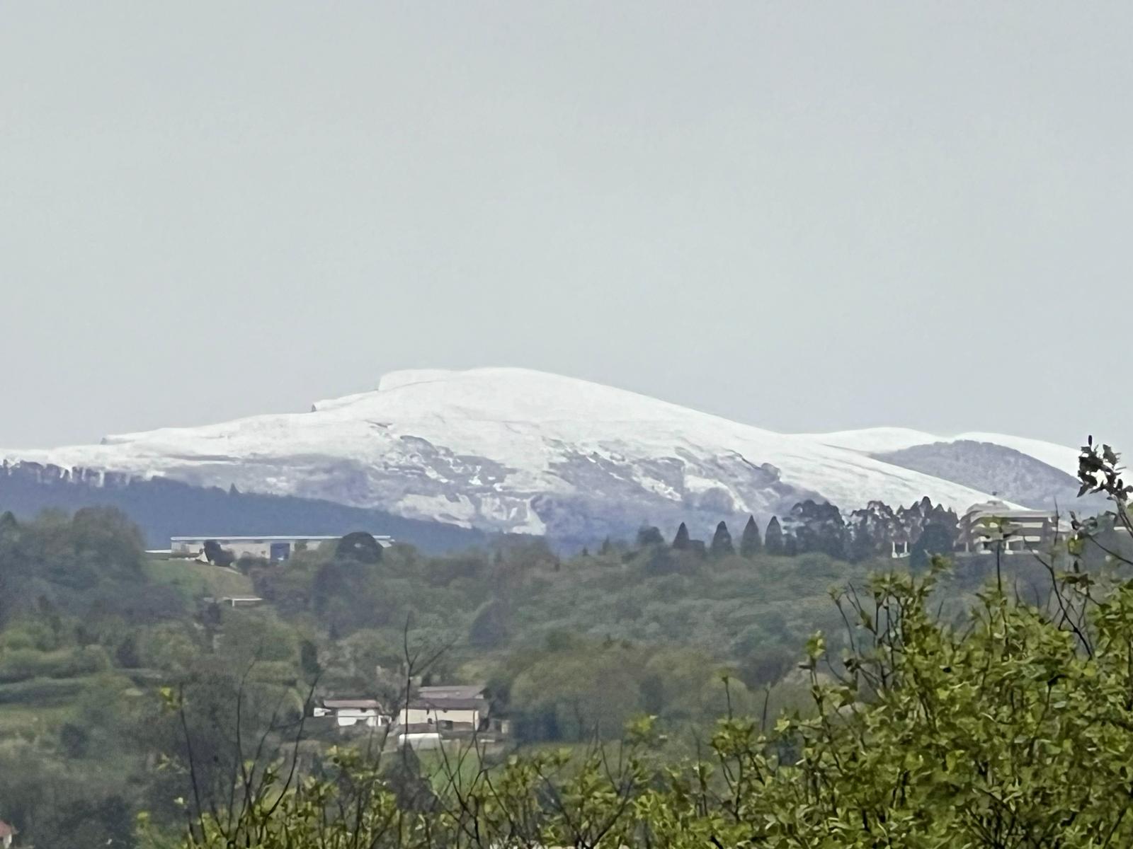 La nieve vuelve a los  montes de Bizkaia en primavera