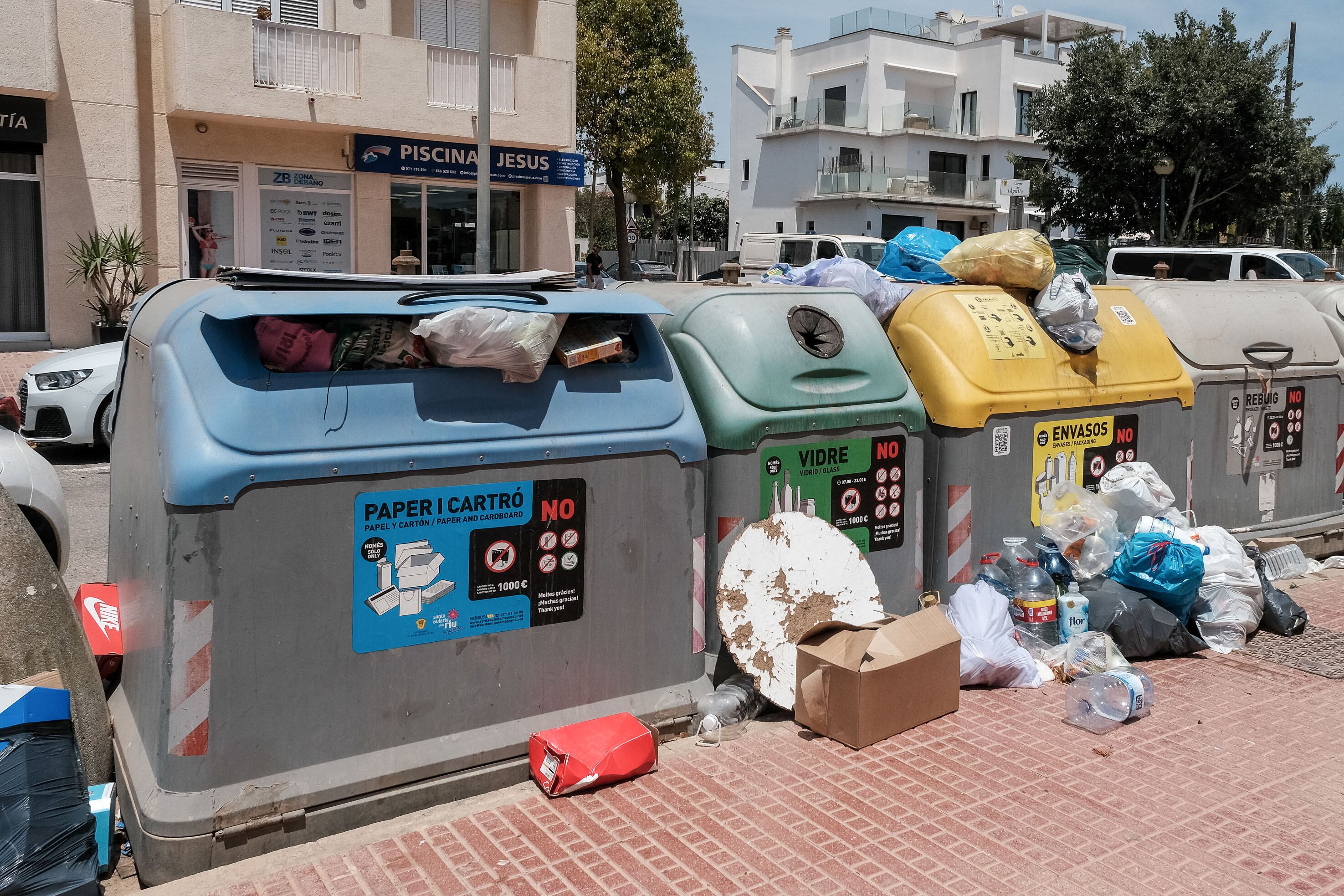 Contenedores desbordados durante una huelga de recogida de basuras en Santa Eulària. EFE/ Sergio G. Canizares
