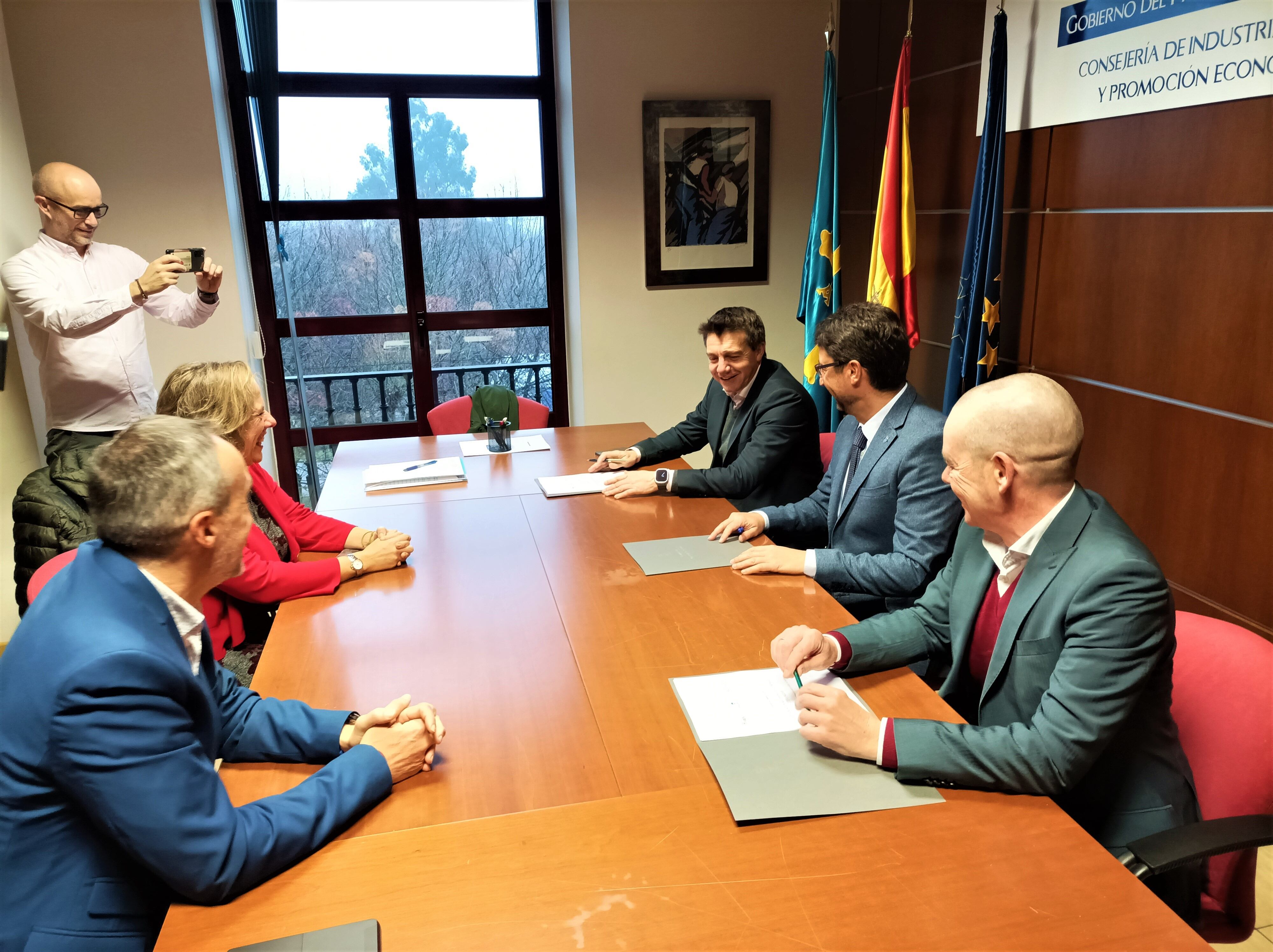 El convenio ha sido firmado en el despacho del consejero de Industria, Enrique Fernández