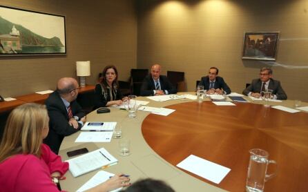 Los parlamentarios de PP y Cs MIguel Ángel García Nieto y Ana Carlota Amigo, durante la comisión paritaria creada para analizar el sector público autonómico de Castilla y León