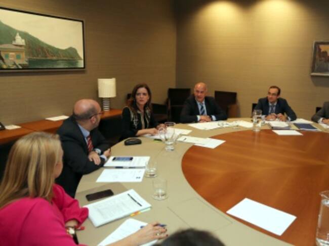 Los parlamentarios de PP y Cs MIguel Ángel García Nieto y Ana Carlota Amigo, durante la comisión paritaria creada para analizar el sector público autonómico de Castilla y León