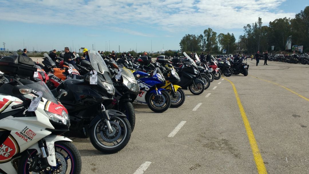 Motocicletas aparcadas en el exterior del Circuito de Jerez