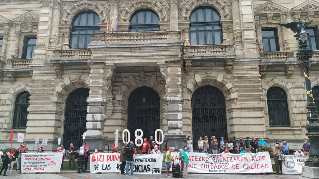 Los pensionistas frente a la Diputación de Bizkaia.