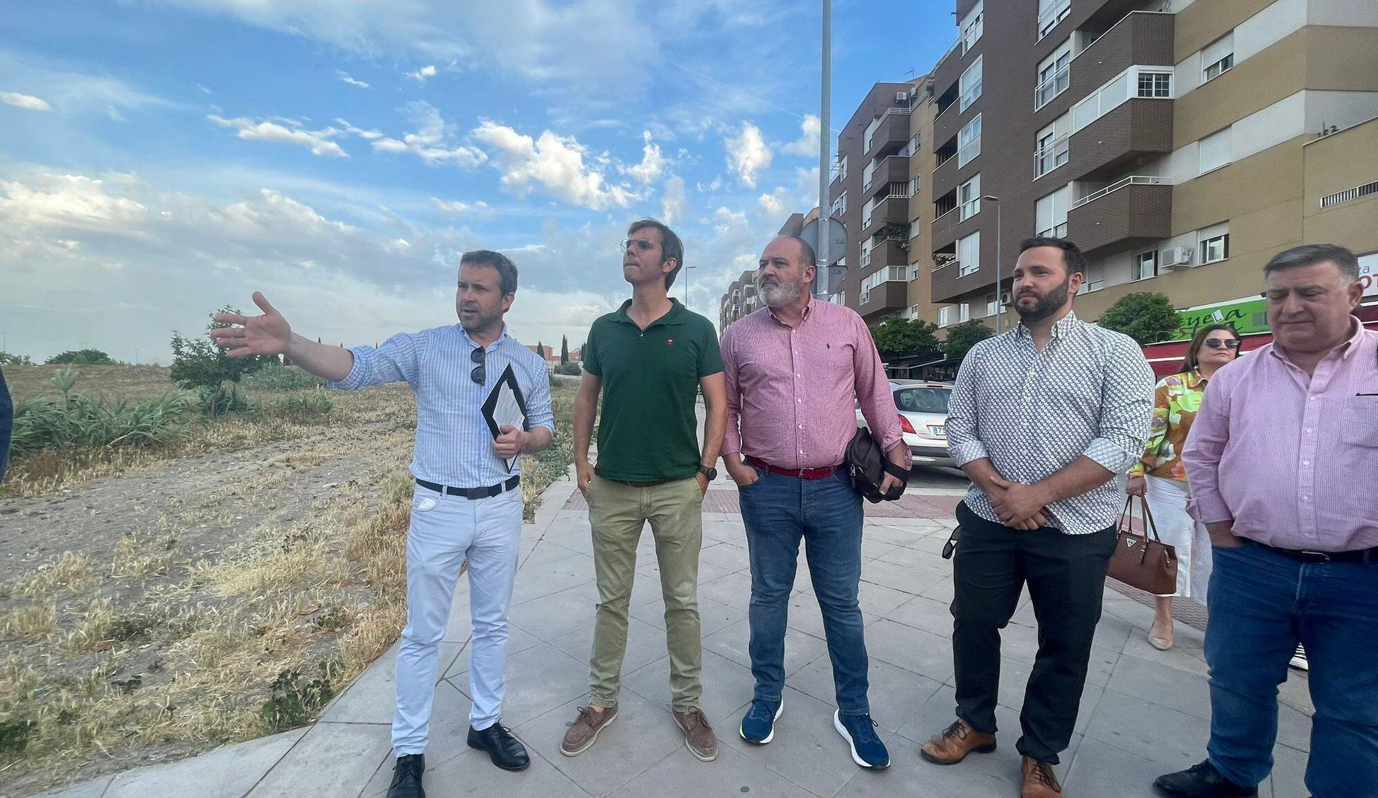 El candidato del PSOE a Jaén capital, Julio Millán (primero a la izquierda), junto a miembros de asociaciones vecinales del barrio del Bulevar