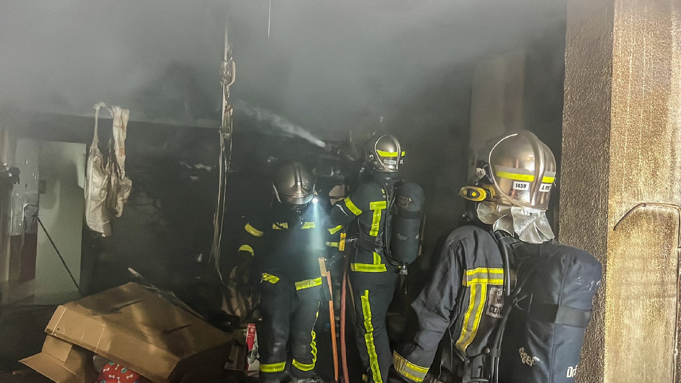 Los Bomberos extinguiendo el incendio en el garaje de Parla, donde encontraron a un hombre con parada cardiorrespiratoria.