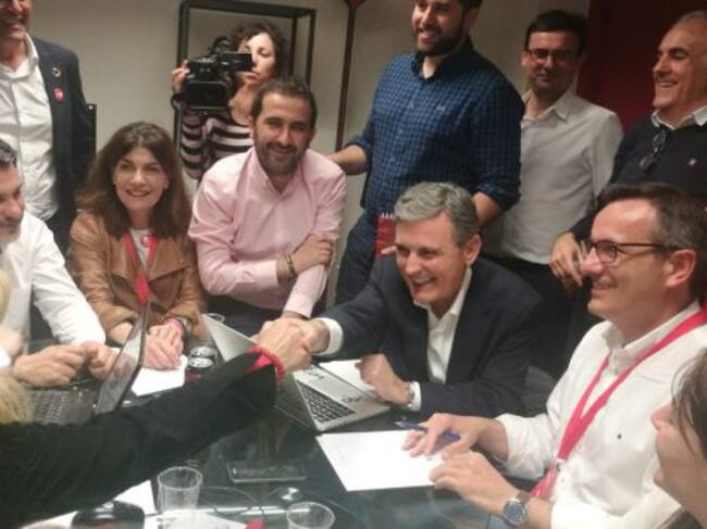 Pedro Saura y Diego Conesa celebrando la victoria socialista