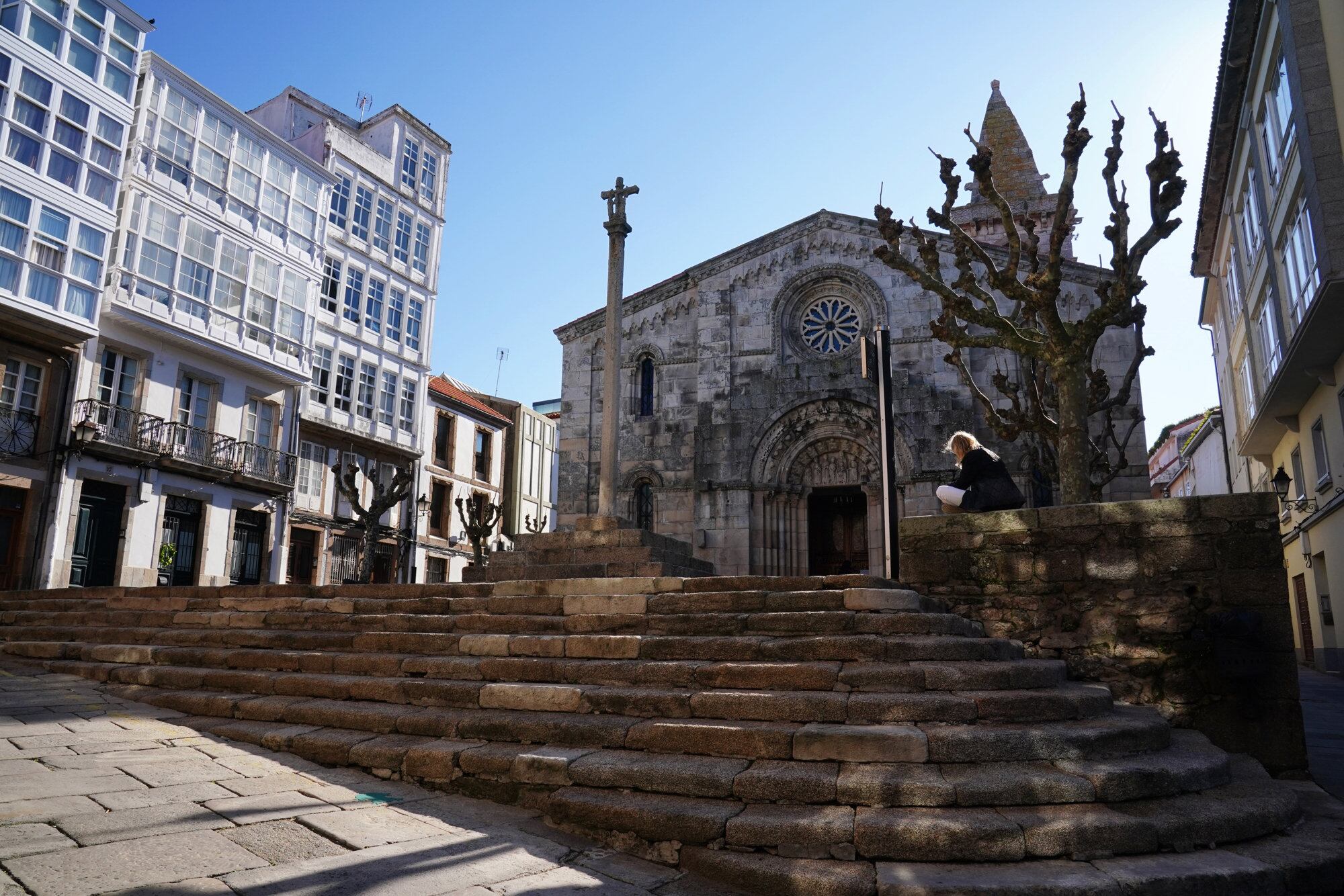 Iglesia de la Colegiata de Santa María del Campo en la Ciudad Vieja de A Coruña, a 8 de abril de 2022, en A Coruña, Galicia (España). A Coruña es una ciudad para pasear y disfrutar, con playas en pleno centro y, presidido por la Torre de Hércules, un largo Paseo Marítimo que la rodea casi por completo. En las costas de A Coruña, ciudad abierta al Atlántico, recalaron celtas, fenicios y romanos. Desde entonces ha sido atacada por piratas normandos o la Armada Invencible y fue la única ciudad que opuso resistencia a la invasión francesa. Dos siglos y tras un desarrollo económico, urbanístico y cultural, A Coruña es una de las ciudades más cosmopolitas de España.
CIUDAD DE A CORUÑA - CIUDAD VIEJA;IGLESIA DE LA COLEGIATA DE SANTA MARÍA DEL CAMPO
Álvaro Ballesteros / Europa Press
05/04/2022