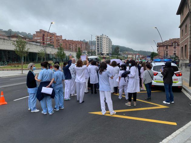 Algunos sanitarios cerraban la manifestación con sus vestimentas de trabajo