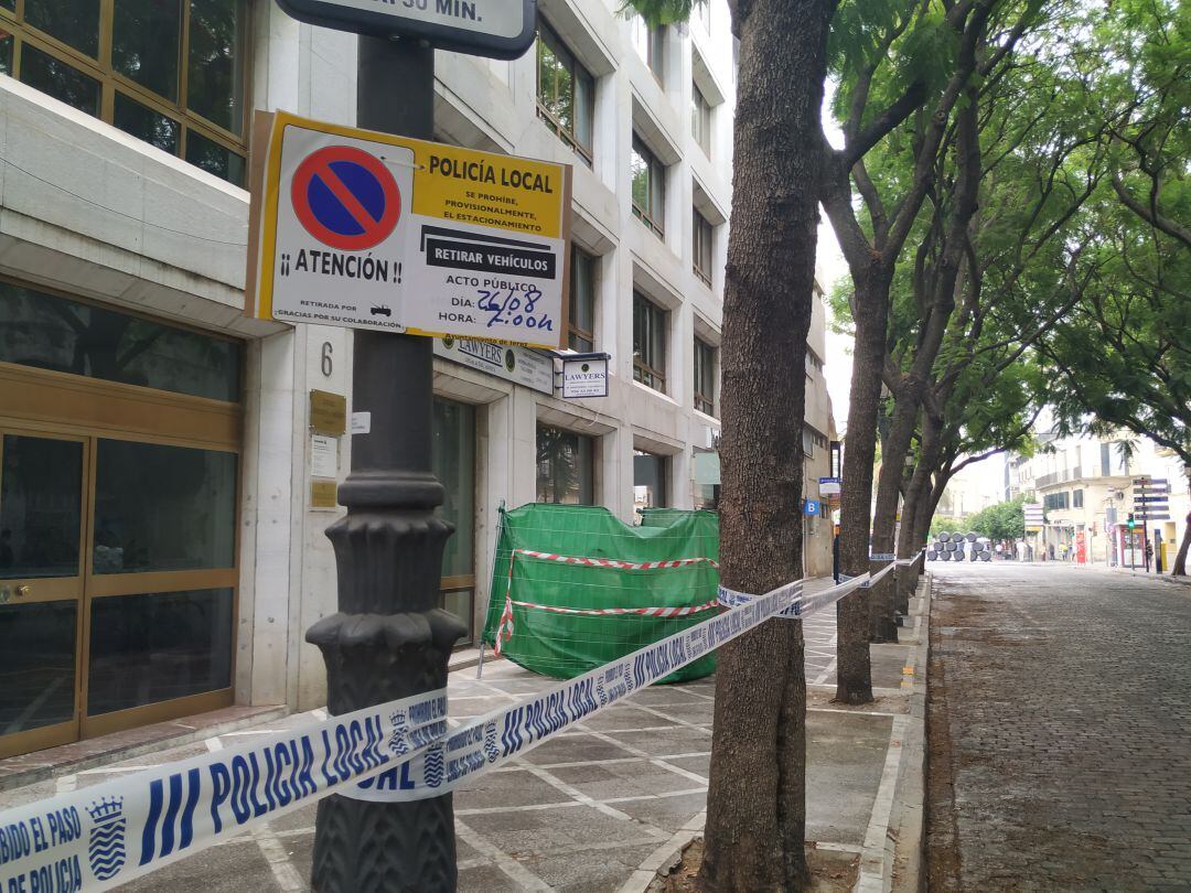 Una de las señales que prohiben el estacionamiento en la calle Porvera