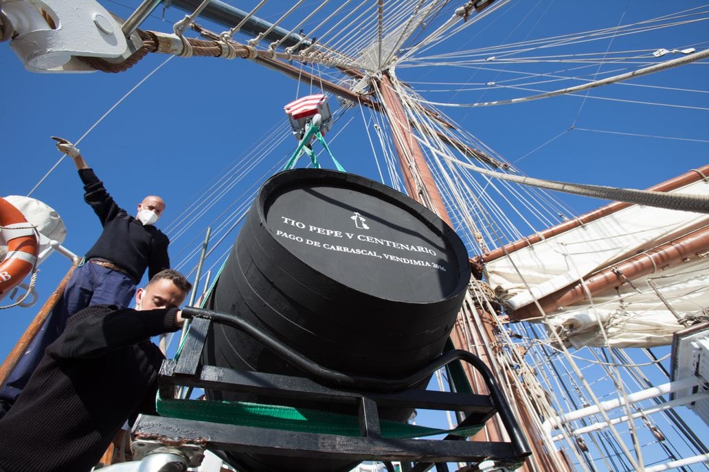 Las botas embarcando en el Juan Sebastián de Elcano