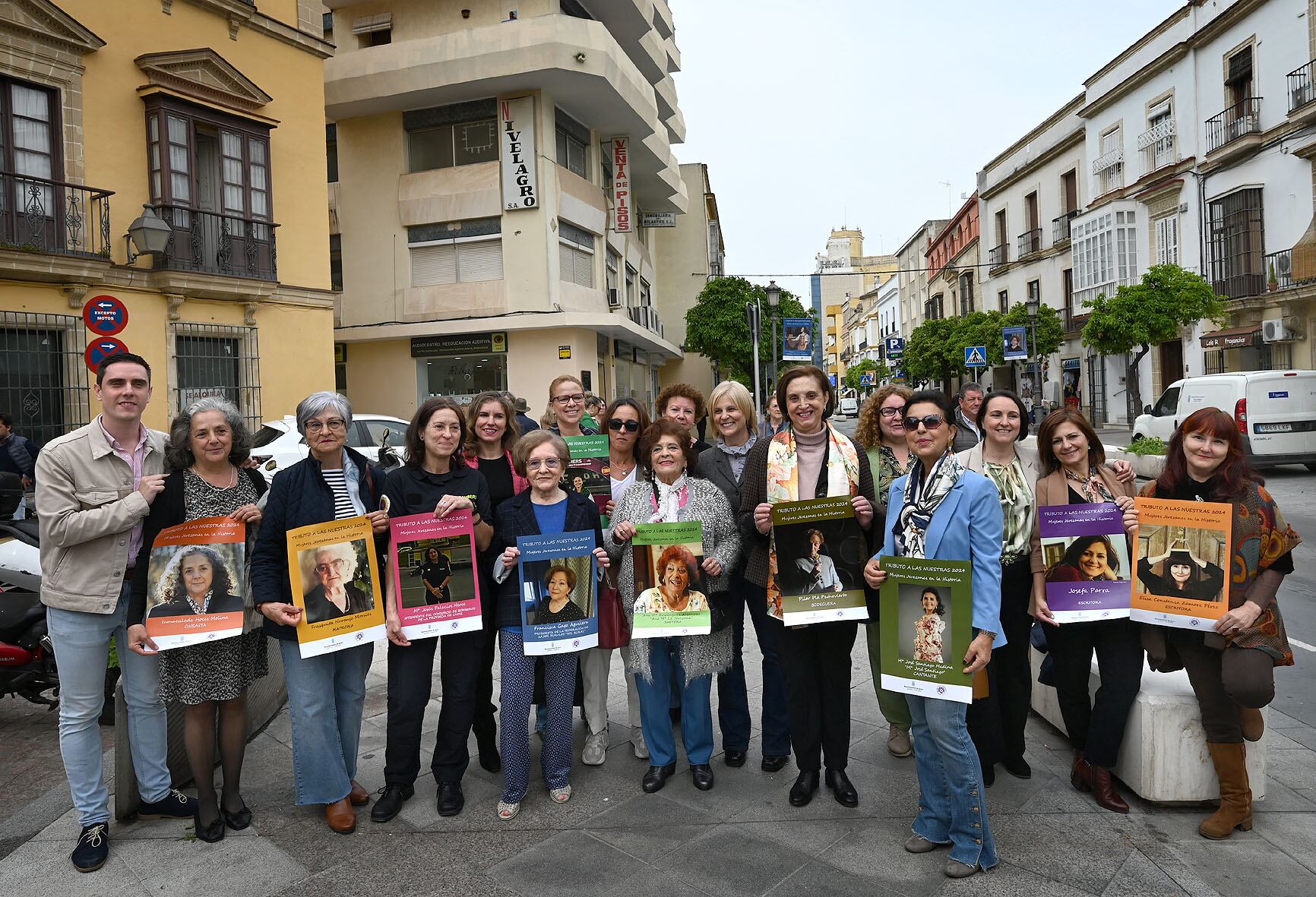 La muestra "Tributo a las nuestras" se expone en la calle Corredera, Jerez