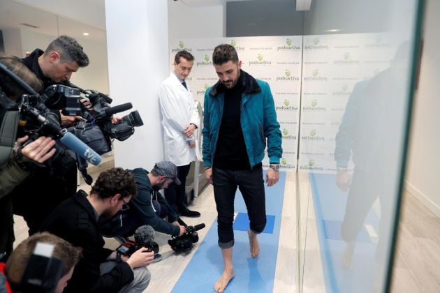 El futbolista asturiano David Villa participa en la inauguración de una nueva clínica podológica en Gijón.