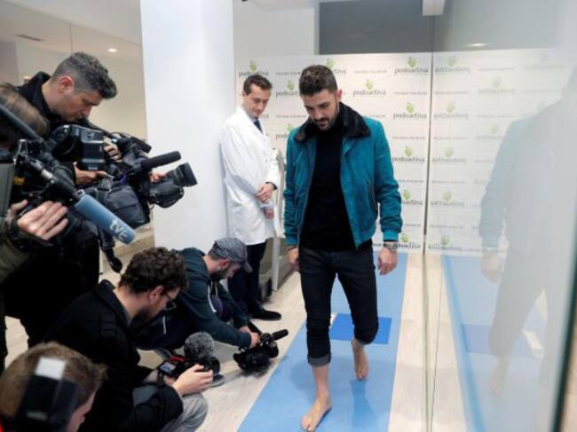 El futbolista asturiano David Villa participa en la inauguración de una nueva clínica podológica en Gijón.