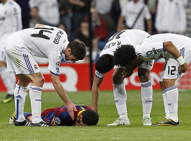 Xabi Alonso, Albiol y Marcelo piden a Busquets, que se duele en el cesped del Bernabéu, que se levante