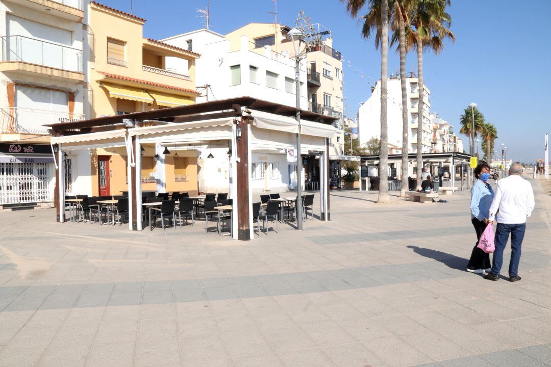 Pla general del passeig marítim de Torredembarra, pràcticament buit. Foto del 30 d&#039;octubre del 2020.