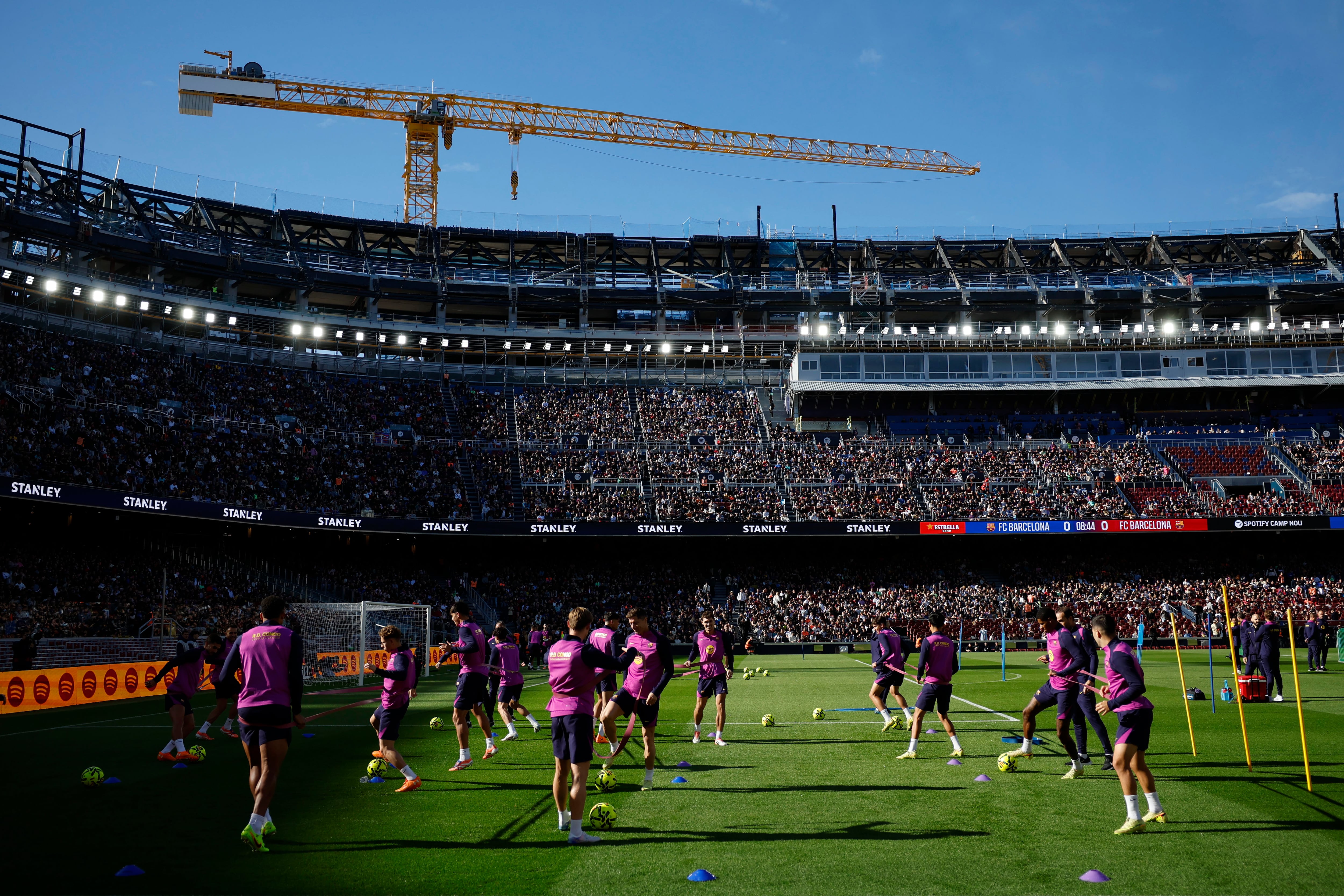 GRAFCAT4505. BARCELONA, 07/11/2025.- Los jugadores del FC Barcelona durante el entrenamiento que el equipo azulgrana ha realizado en el Spotify Camp Nou ante 23.000 personas en el que ha sido el primer evento abierto al público en el estadio azulgrana desde el inicio de las obras de reconstrucción en el verano de 2023 y una prueba piloto para la futura reapertura en un partido oficial. EFE/Alberto Estévez