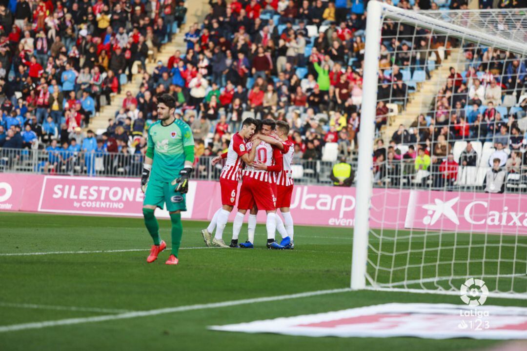 Los jugadores del Almería celebran el gol marcado de penalty ante el desconsuelo de Juan Carlos.