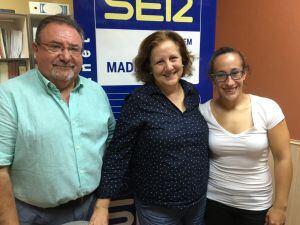 Pedro Moreno, entrenador, Dolores del Barco, presidenta, y Elena Navarro, capitana del equipo femenino del Balonmano Getasur